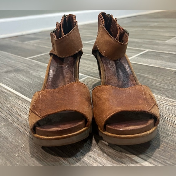 Sorel Tan and Brown WOMENS JOANIE RUSTIC BROWN WEDGE SANDALS
Size 9 - Picture 9 of 12